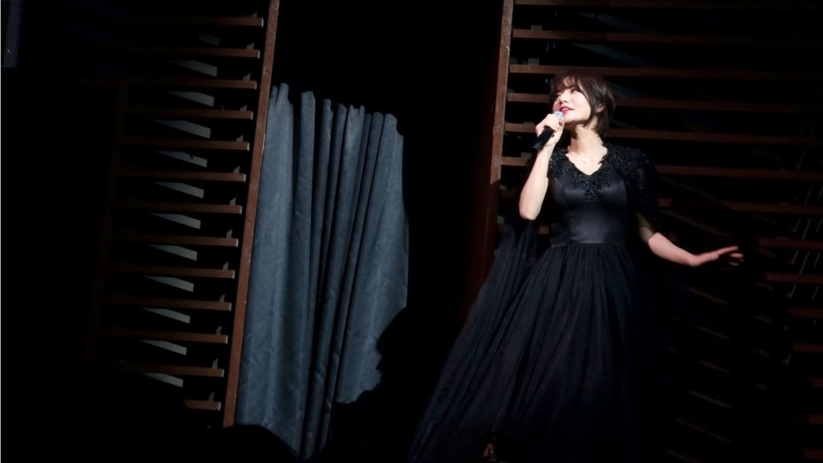 ライブステージ写真。隠し扉から現れて歌うシム･ギュソン。単独コンサート「私たちの前の世界 」より。