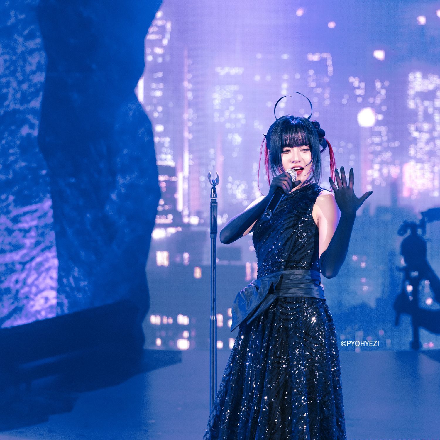 ライブパフォーマンスの写真：単独コンサート「Monster 」より。